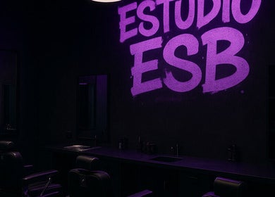 Interior de Barbería Estudio ESB en Salinas, Departamento De Canelones, UY con iluminación violeta.