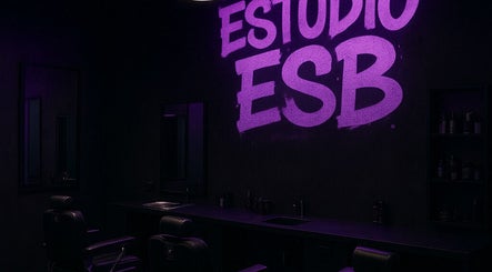 Interior de Barbería Estudio ESB en Salinas, Departamento De Canelones, UY con iluminación violeta.