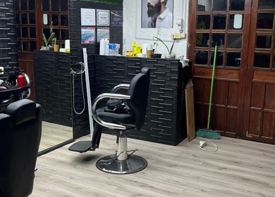 Interior de Barbería Estudio ESB en Salinas, Departamento De Canelones, UY con sillas y espejos elegantes.