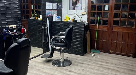 Interior de Barbería Estudio ESB en Salinas, Departamento De Canelones, UY con sillas y espejos elegantes.