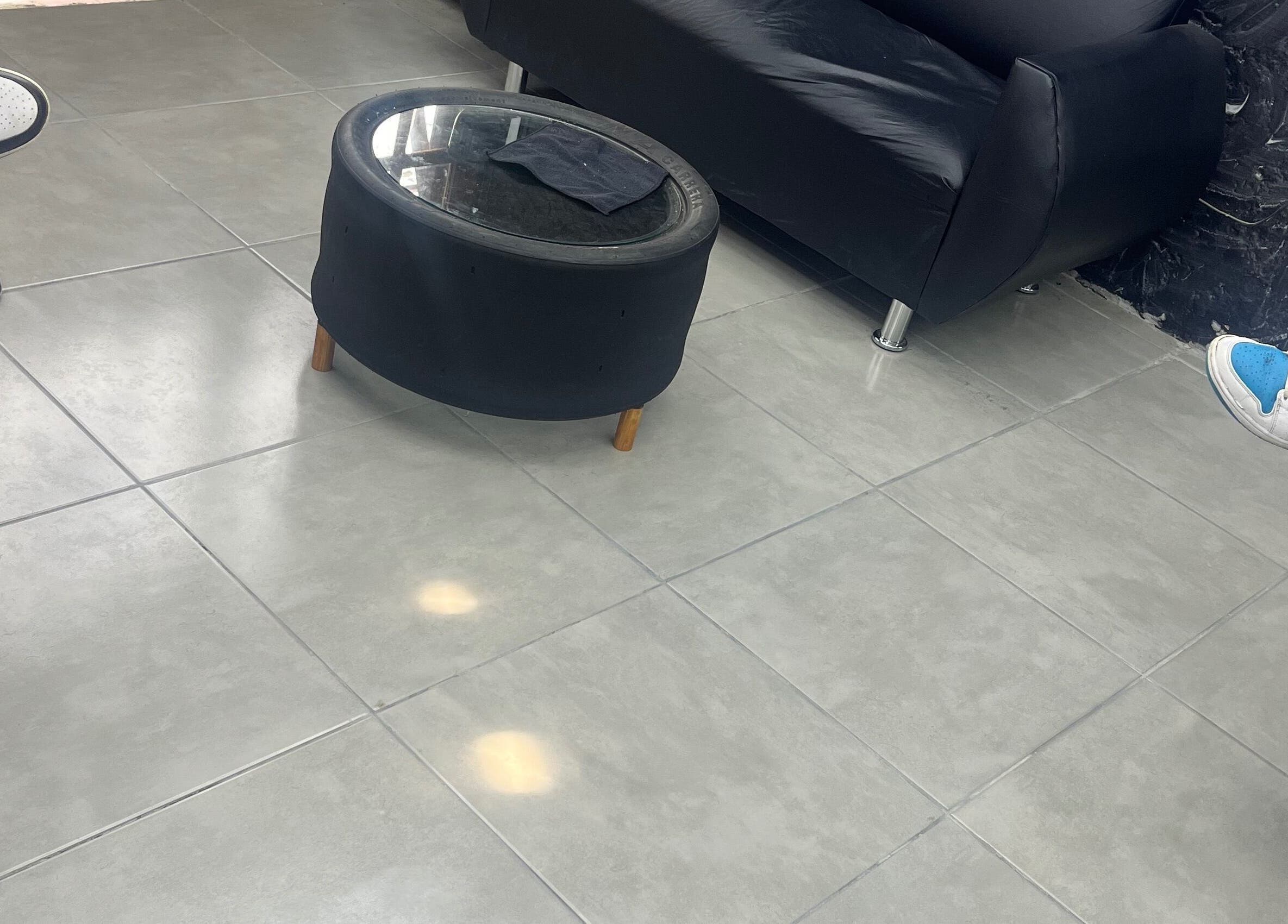 Área de espera cómoda en Barbería Estudio ESB, Salinas, Departamento De Canelones, UY.