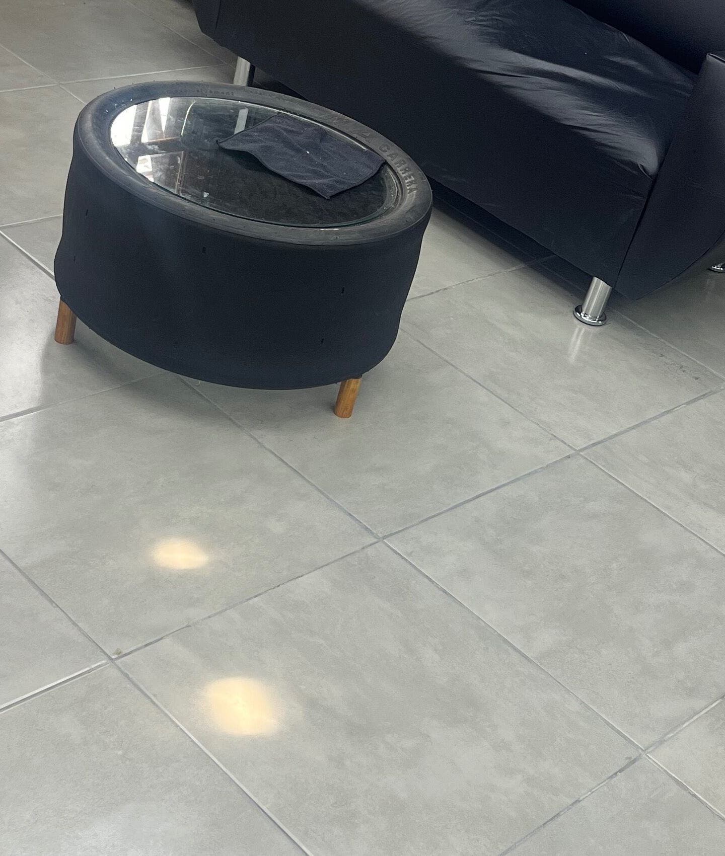 Área de espera cómoda en Barbería Estudio ESB, Salinas, Departamento De Canelones, UY.