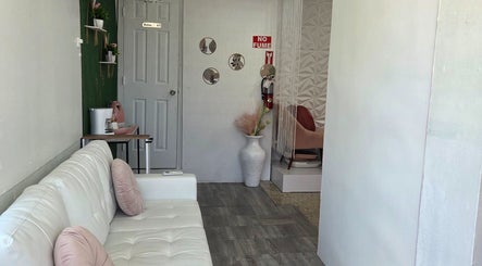 Área de espera con sofá blanco en Koquetinas Studio, Las Piedras, Las Piedras, PR, ideal para relajarse.