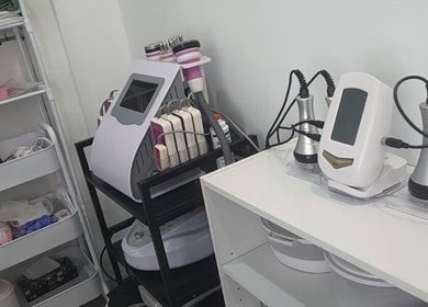 Equipos de estética en Koquetinas Studio, Las Piedras, Las Piedras, PR, mostrando innovadoras máquinas de belleza.