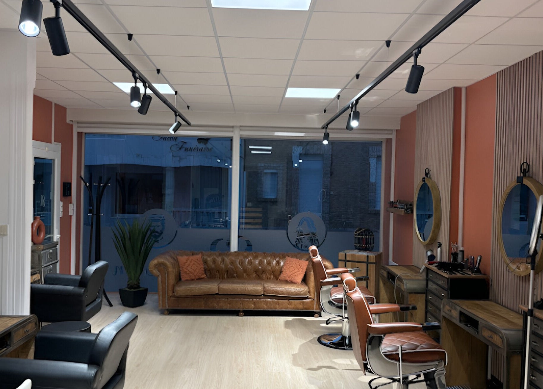 Salon Alexandre à Audruicq, Hauts-de-France, intérieur chic et moderne avec fauteuils et miroirs élégants.