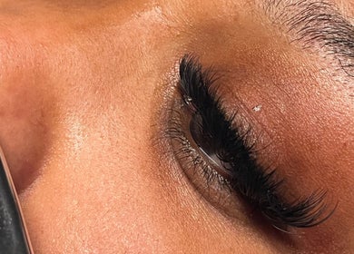 Extension de cils à Beauté par Tiana, Corbeil-Essonnes, Île-de-France, FR, offrant un regard captivant.