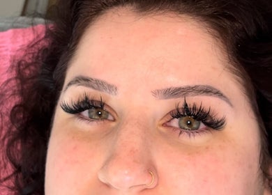 Extensions de cils chez Beauté par Tiana à Corbeil-Essonnes, Île-de-France, FR, mettant en valeur un regard éclatant.