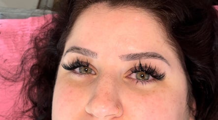 Extensions de cils chez Beauté par Tiana à Corbeil-Essonnes, Île-de-France, FR, mettant en valeur un regard éclatant.