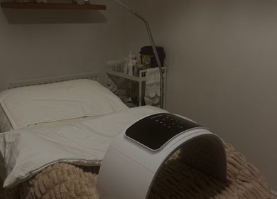 Relaxing treatment room at Mais Skin Studios in Maidstone, England, GB with modern wellness equipment.