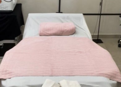 Cama de masaje en Serenity Massage, Aguas Buenas, Aguas Buenas, PR, lista para una sesión terapéutica.