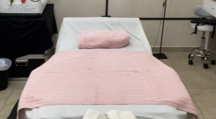 Cama de masaje en Serenity Massage, Aguas Buenas, Aguas Buenas, PR, lista para una sesión terapéutica.