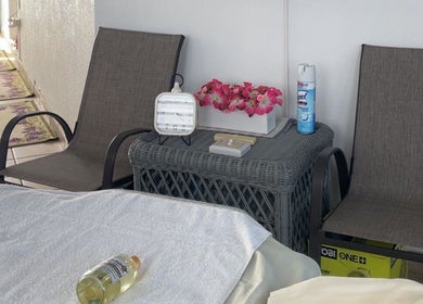 Espacio acogedor en Serenity Massage, Aguas Buenas, PR, con sillas cómodas y decoración floral.