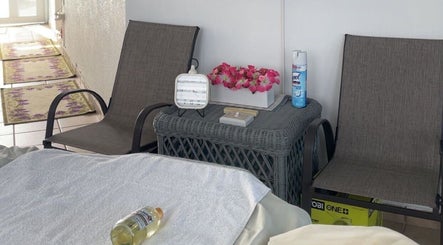 Espacio acogedor en Serenity Massage, Aguas Buenas, PR, con sillas cómodas y decoración floral.