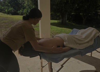 Masaje al aire libre en Serenity Massage, Aguas Buenas, PR. Experiencia relajante en contacto con la naturaleza.