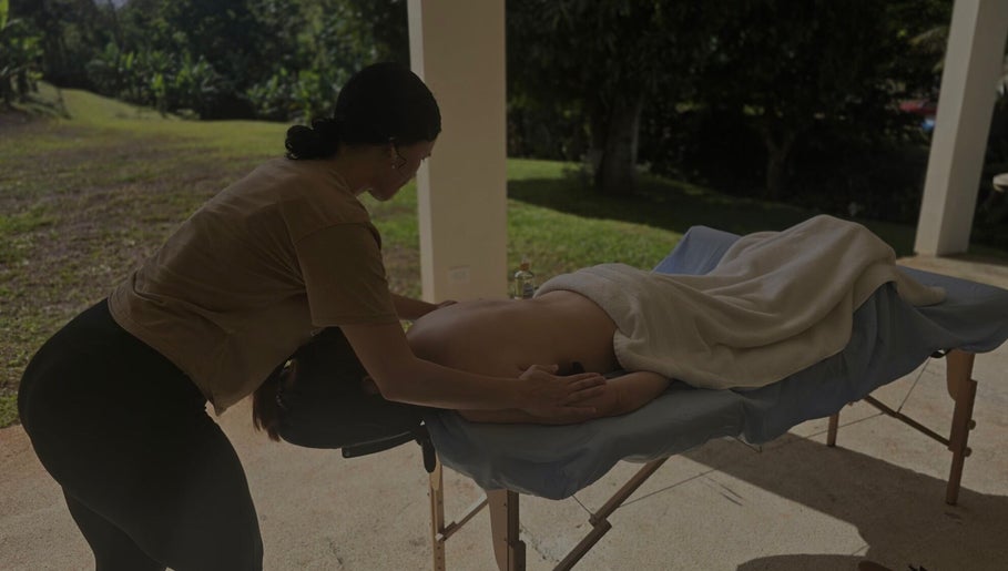 Sesión de masaje relajante al aire libre en Serenity Massage, Aguas Buenas, Aguas Buenas, PR.