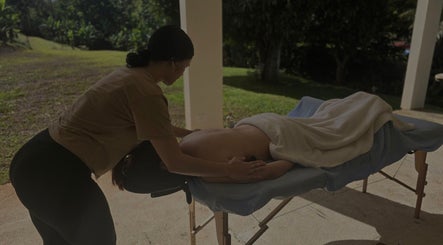 Sesión de masaje relajante al aire libre en Serenity Massage, Aguas Buenas, Aguas Buenas, PR.