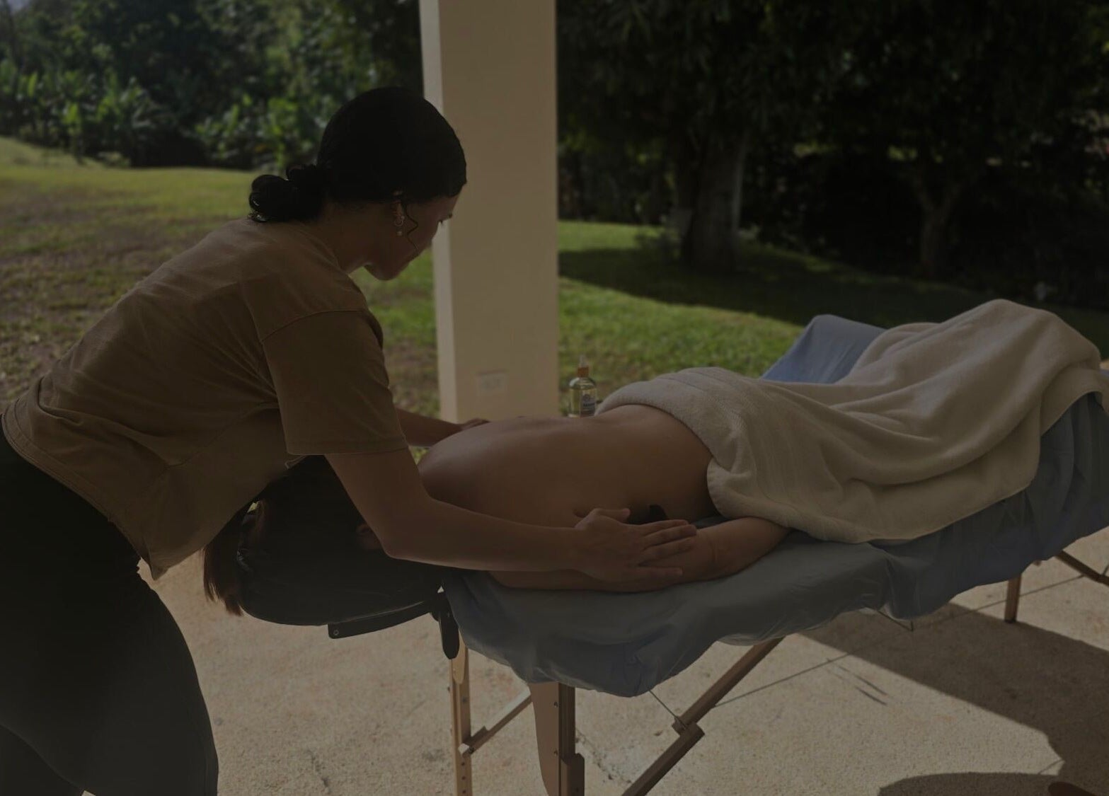 Experiencia de masaje relajante en Serenity Massage en Aguas Buenas, Aguas Buenas, PR al aire libre.