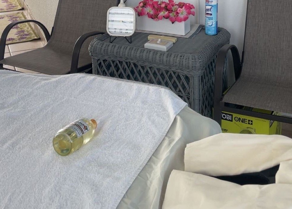 Espacio de masaje en Serenity Massage, Aguas Buenas, Aguas Buenas, PR con mesa, toalla y aceites.