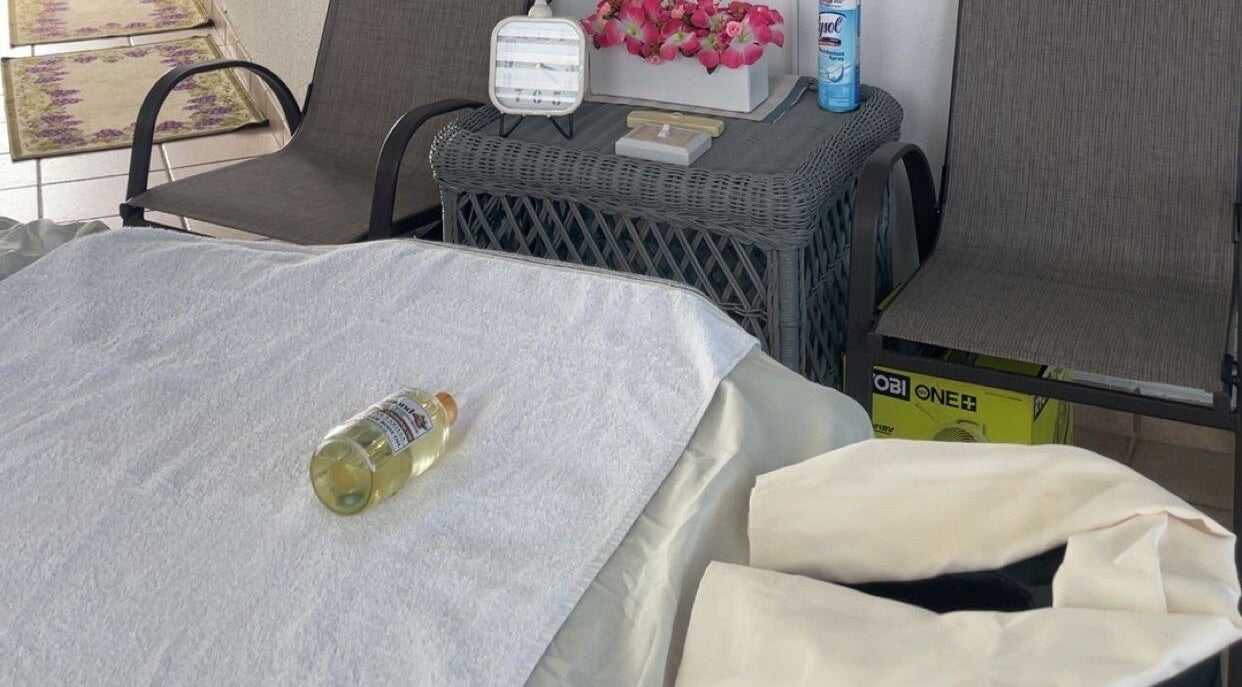 Espacio de masaje en Serenity Massage, Aguas Buenas, Aguas Buenas, PR con mesa, toalla y aceites.