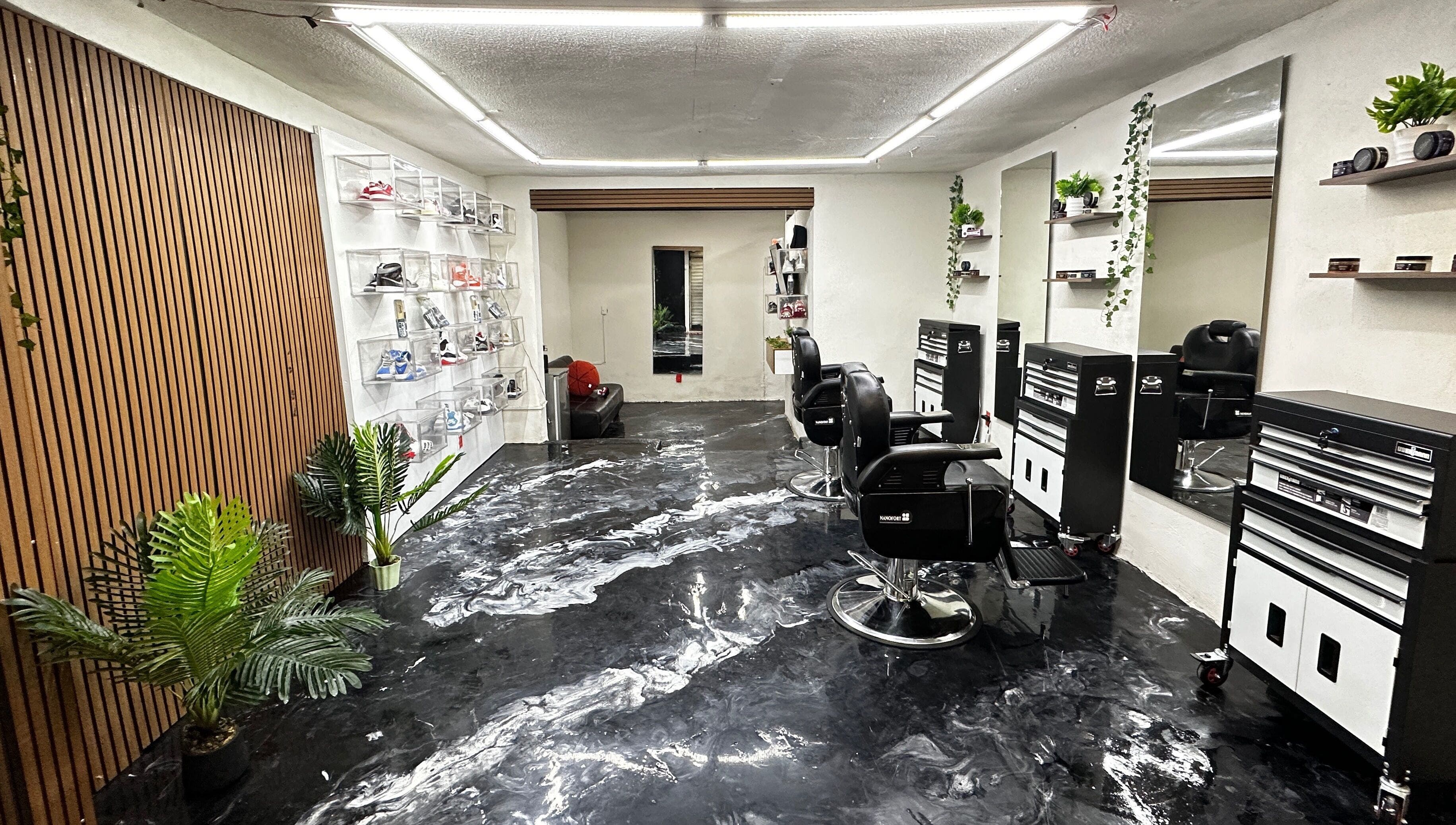 Interior moderno de Tulum Barbershop | Barbería | Atizapán, Ciudad López Mateos, Estado De México, MX.