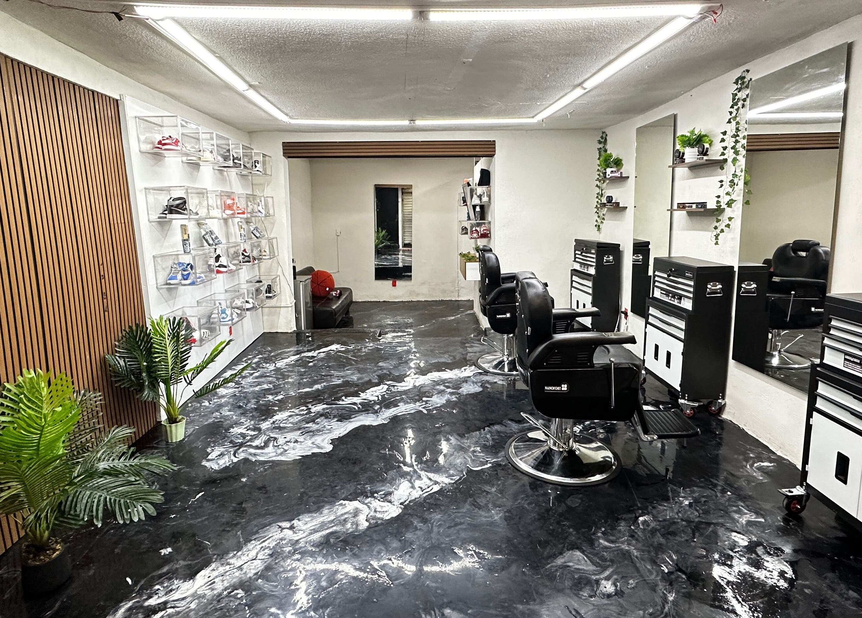 Interior moderno de Tulum Barbershop | Barbería | Atizapán, Ciudad López Mateos, Estado De México, MX.