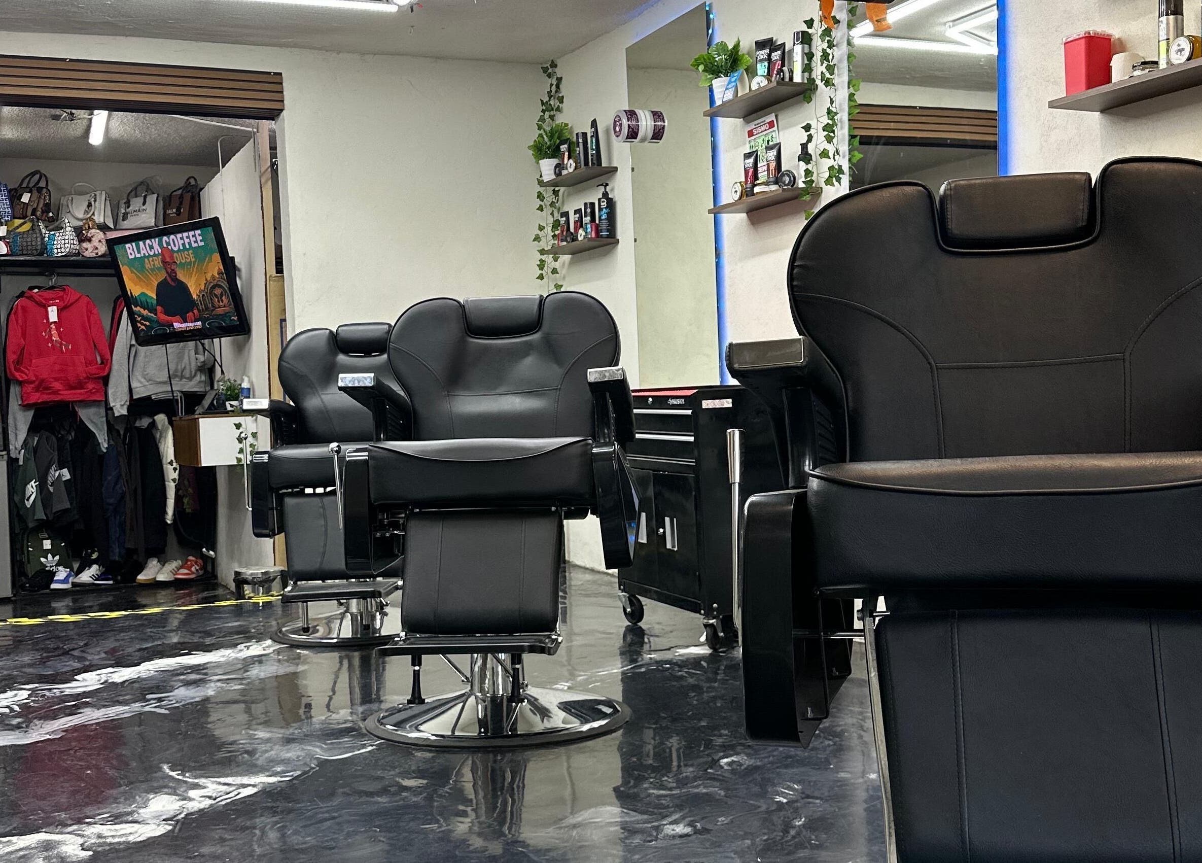 Interior de Tulum Barbershop | Barbería | Atizapán, en Ciudad López Mateos, Estado De México, MX, con sillas de cuero.