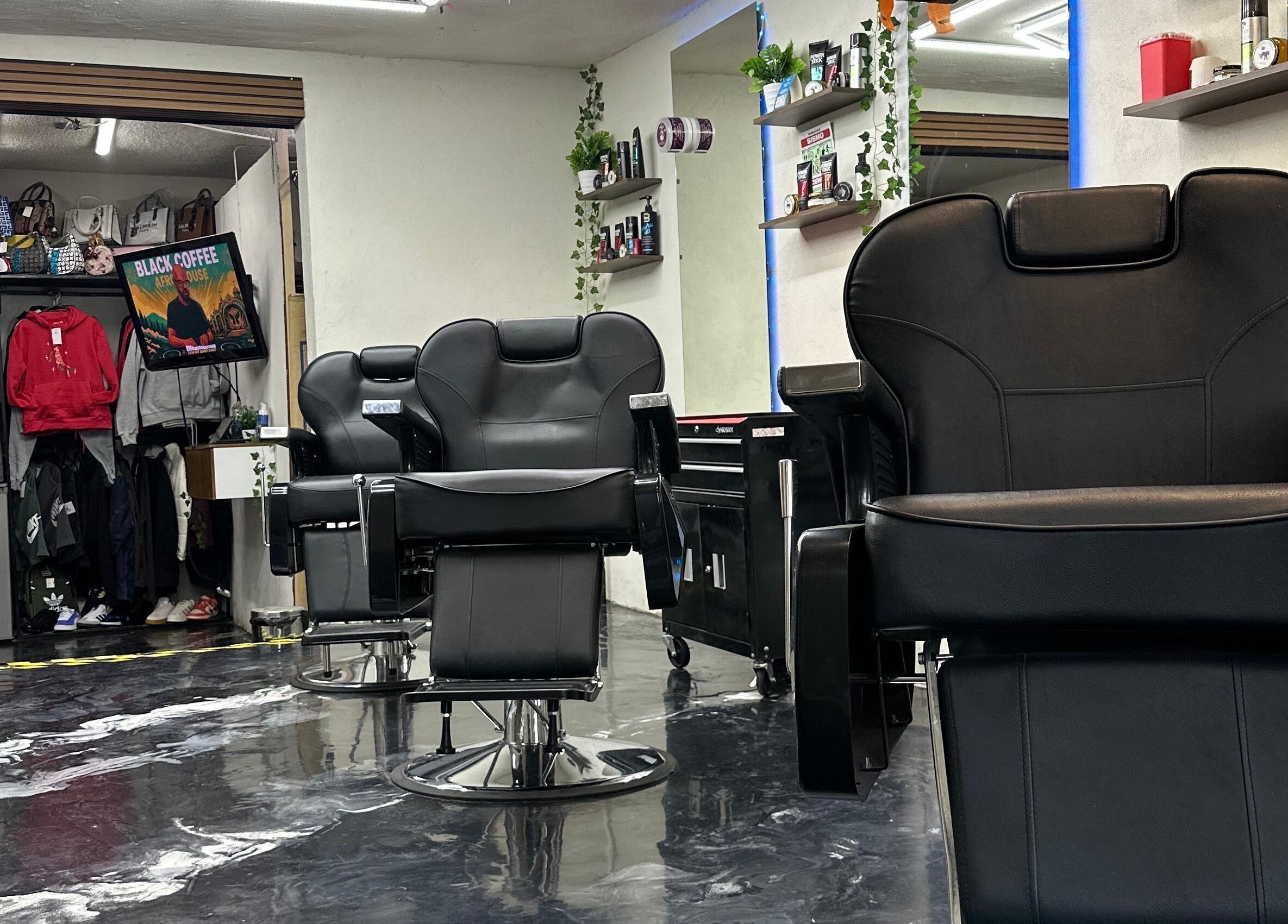 Interior de Tulum Barbershop | Barbería | Atizapán, en Ciudad López Mateos, Estado De México, MX, con sillas de cuero.