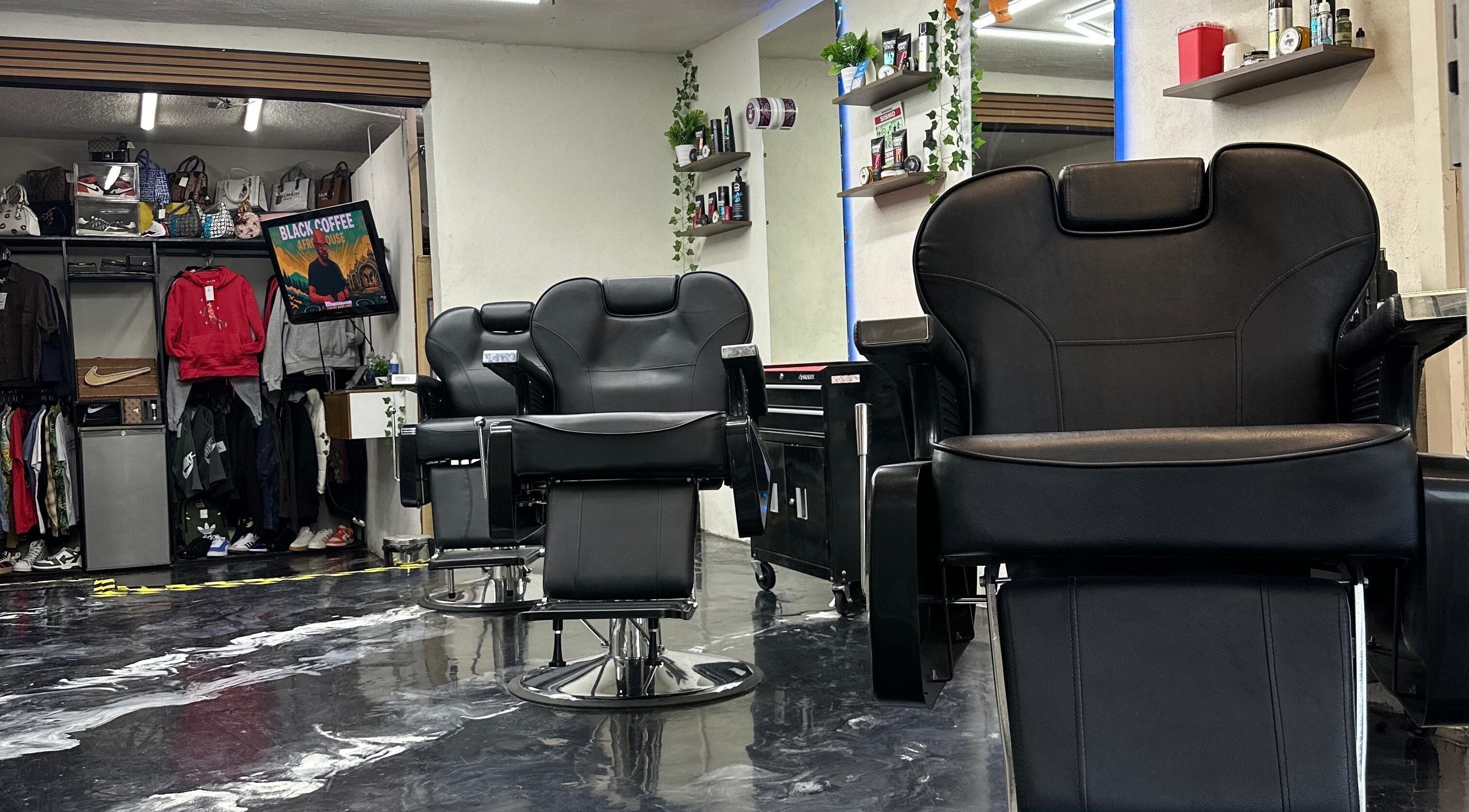 Interior de Tulum Barbershop | Barbería | Atizapán, en Ciudad López Mateos, Estado De México, MX, con sillas de cuero.