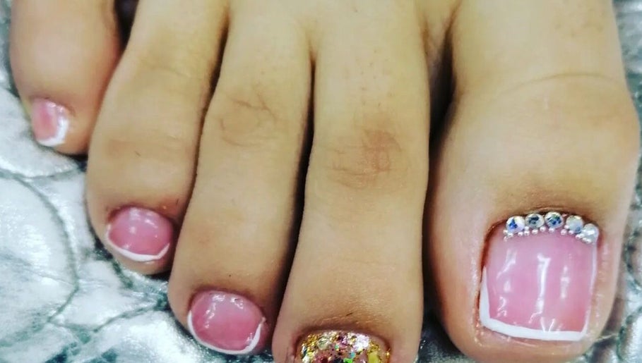 Pedicura francesa con detalles brillantes en Jeimary2024, Boca Raton, Florida, US.