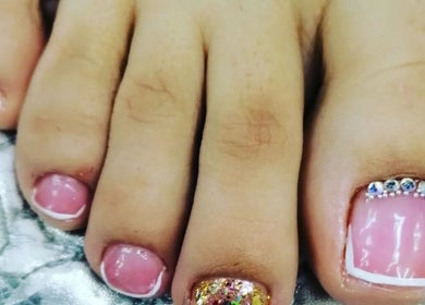Pedicura francesa con detalles brillantes en Jeimary2024, Boca Raton, Florida, US.