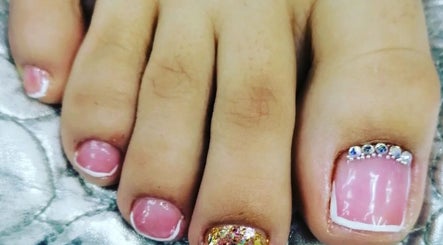 Pedicura francesa con detalles brillantes en Jeimary2024, Boca Raton, Florida, US.