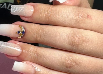 Uñas acrílicas con brillo y joya azul en Jeimary2024, Boca Raton, Florida, US.