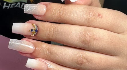 Uñas acrílicas con brillo y joya azul en Jeimary2024, Boca Raton, Florida, US.