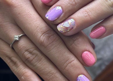 Manicura colorida en Jeimary2024, Boca Raton, Florida, US; uñas brillantes y decoradas.