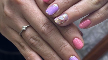 Manicura colorida en Jeimary2024, Boca Raton, Florida, US; uñas brillantes y decoradas.