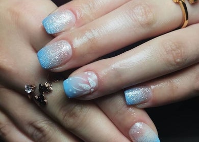 Uñas con diseño azul y brillante en Jeimary2024, Boca Raton, Florida, US.