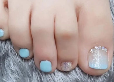 Pedicura azul con detalles brillantes en Jeimary2024, Boca Raton, Florida, US.