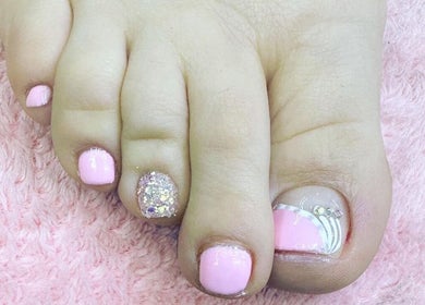 Pedicura con esmalte rosa en Jeimary2024, Boca Raton, Florida, US sobre toalla rosa.