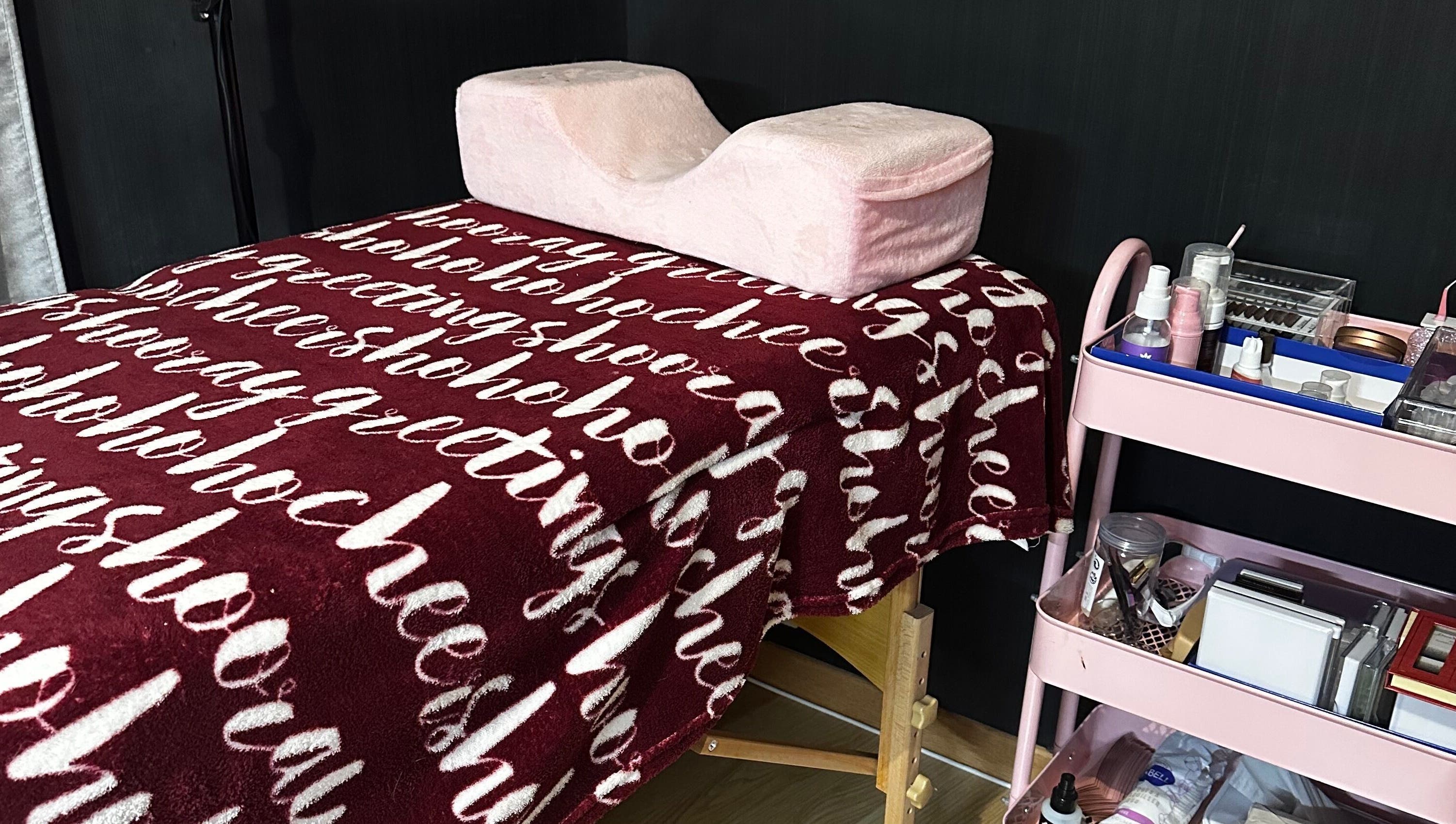 Table de soin relaxante chez EldoraBeauty, Lapugnoy, Hauts-de-France, FR avec accessoires esthétiques à proximité.