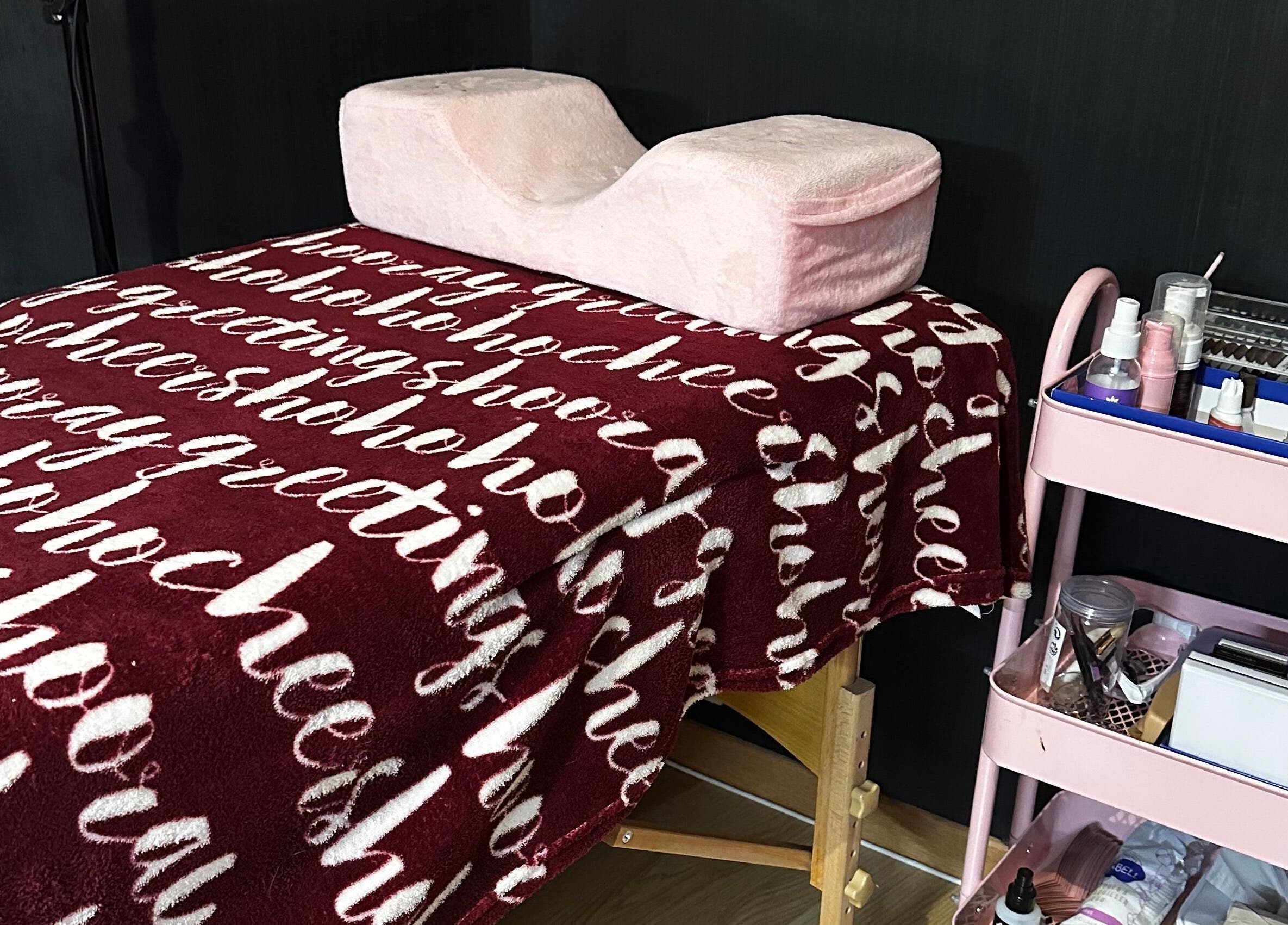 Table de soin relaxante chez EldoraBeauty, Lapugnoy, Hauts-de-France, FR avec accessoires esthétiques à proximité.