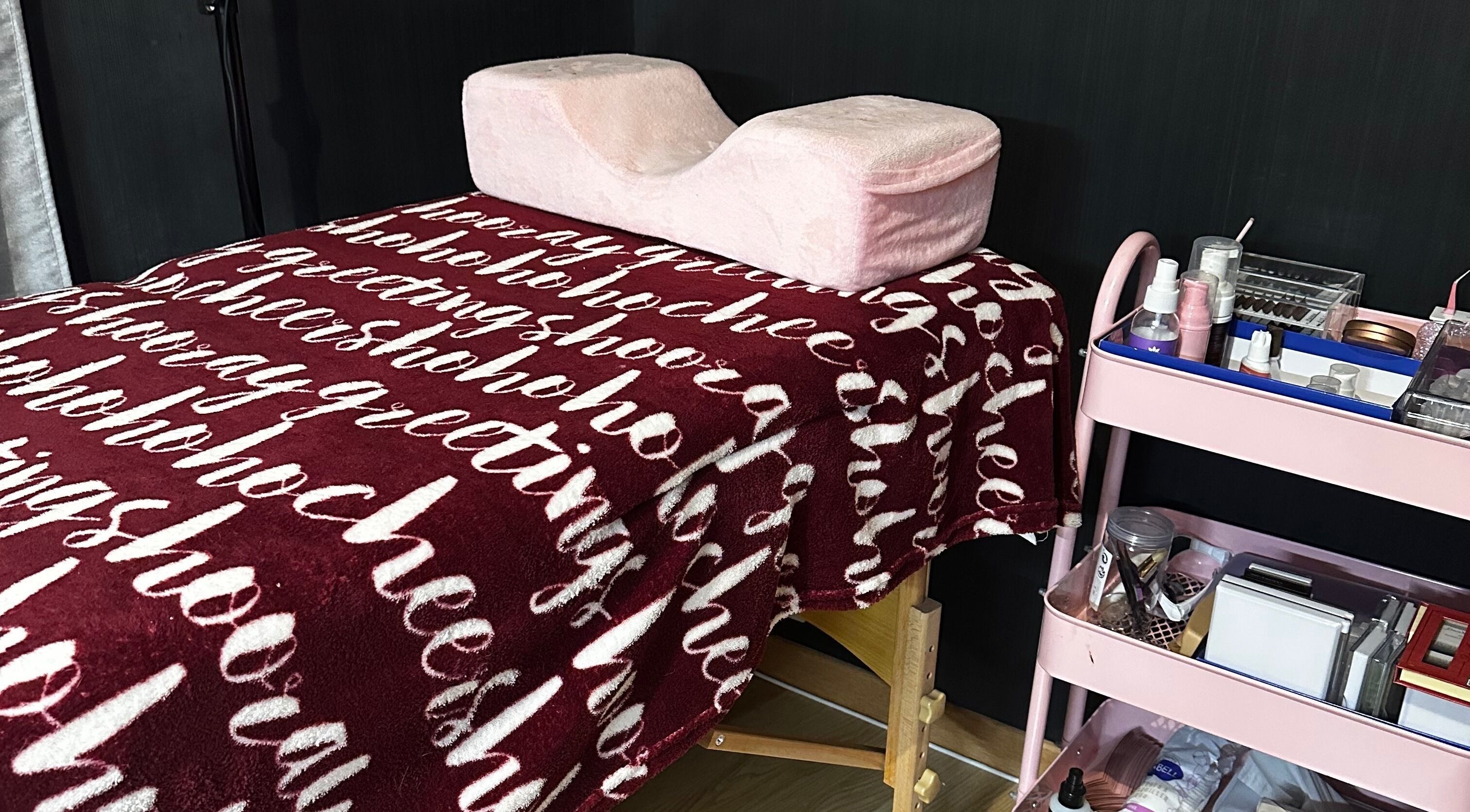 Table de soin relaxante chez EldoraBeauty, Lapugnoy, Hauts-de-France, FR avec accessoires esthétiques à proximité.