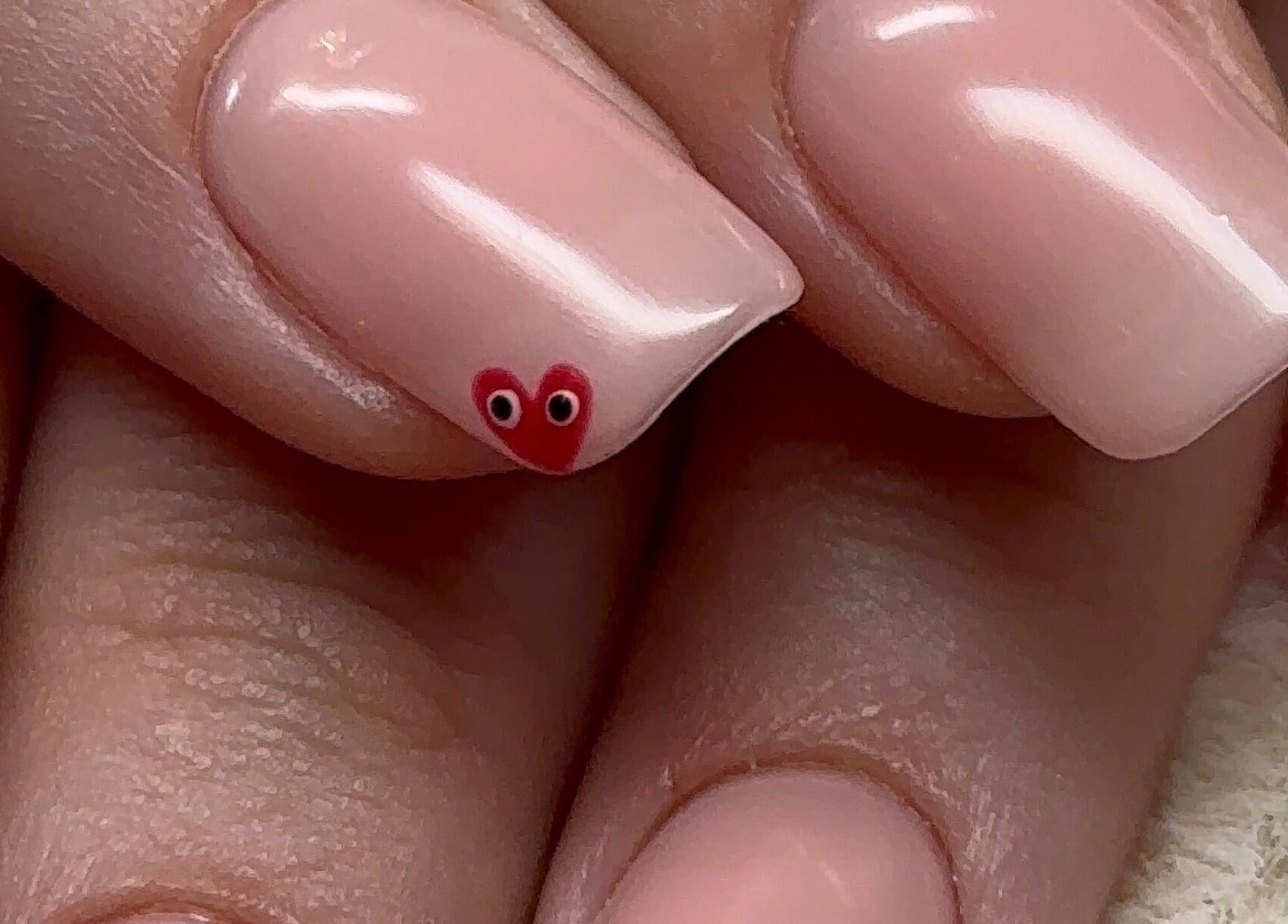 Manucure élégante avec un design cœur à EldoraBeauty, Lapugnoy, Hauts-de-France, FR.