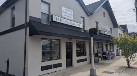 Street view of Crystal Pavis, LMT's serene venue in Cromwell, Connecticut, US, highlighting its elegant exterior.