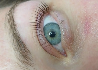 Close-up de un ojo con largas pestañas en Adryana Studio, Santiago, Región Metropolitana, CL.