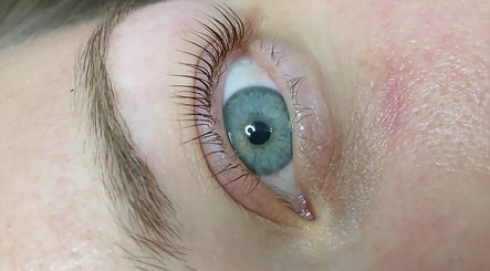 Close-up de un ojo con largas pestañas en Adryana Studio, Santiago, Región Metropolitana, CL.