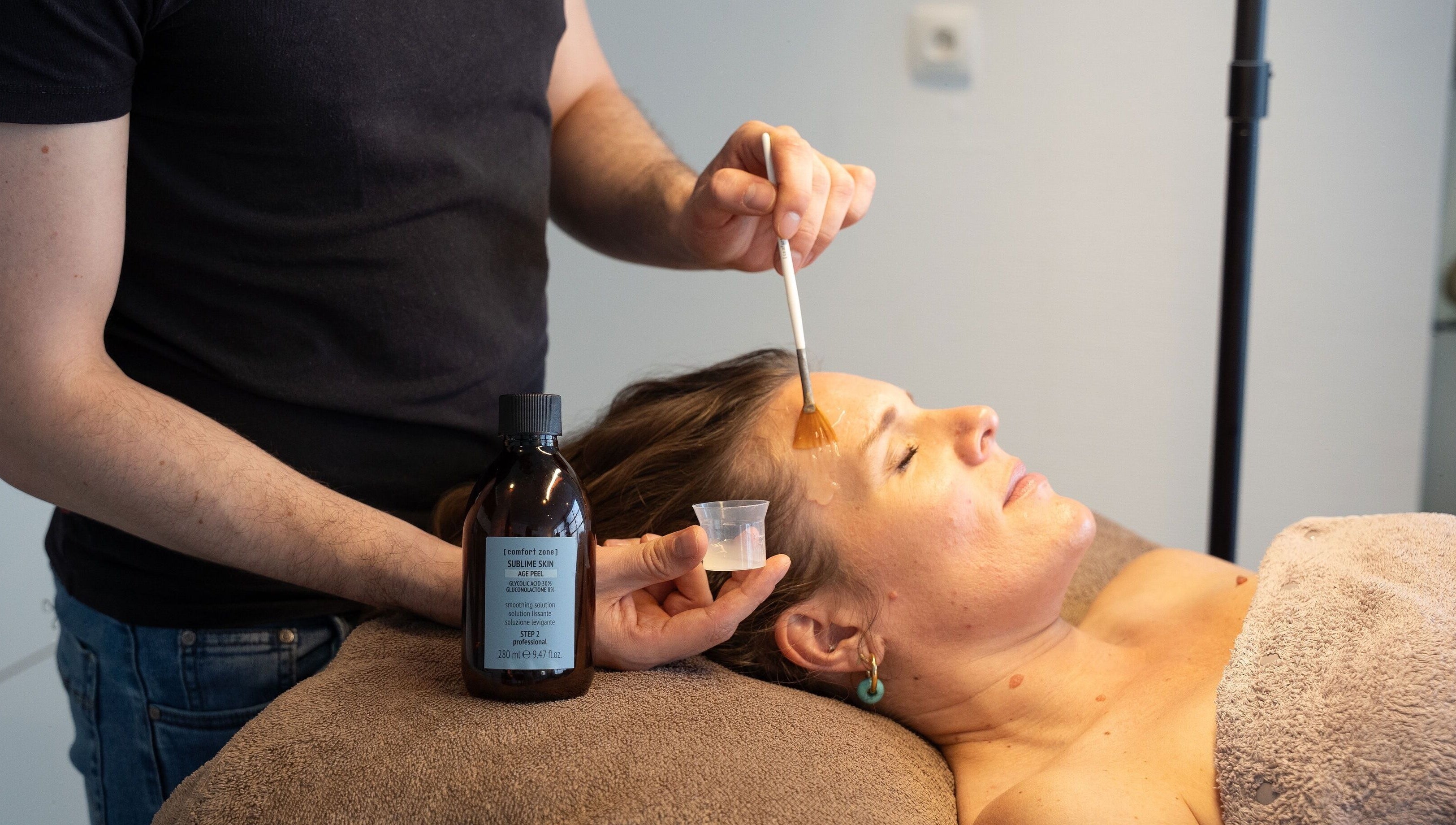 Gezichtsbehandeling bij The Skin Corner, Hasselt, Vlaams Gewest, BE met zachte penseel.