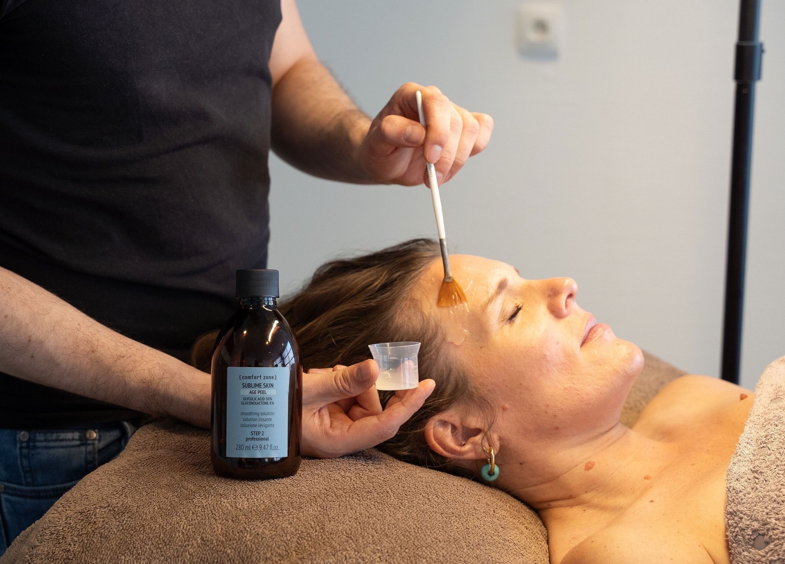 Gezichtsbehandeling bij The Skin Corner, Hasselt, Vlaams Gewest, BE met zachte penseel.