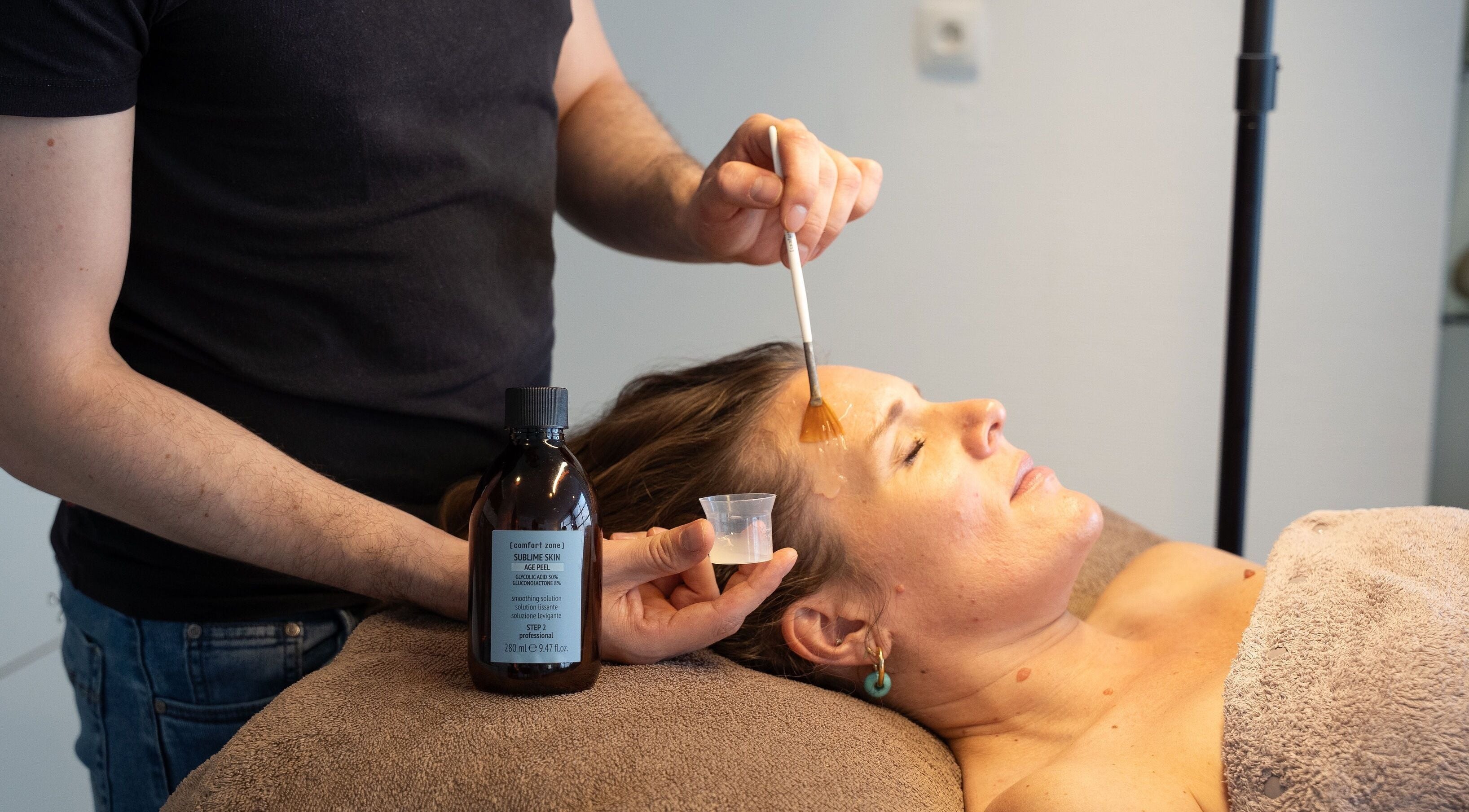 Gezichtsbehandeling bij The Skin Corner, Hasselt, Vlaams Gewest, BE met zachte penseel.