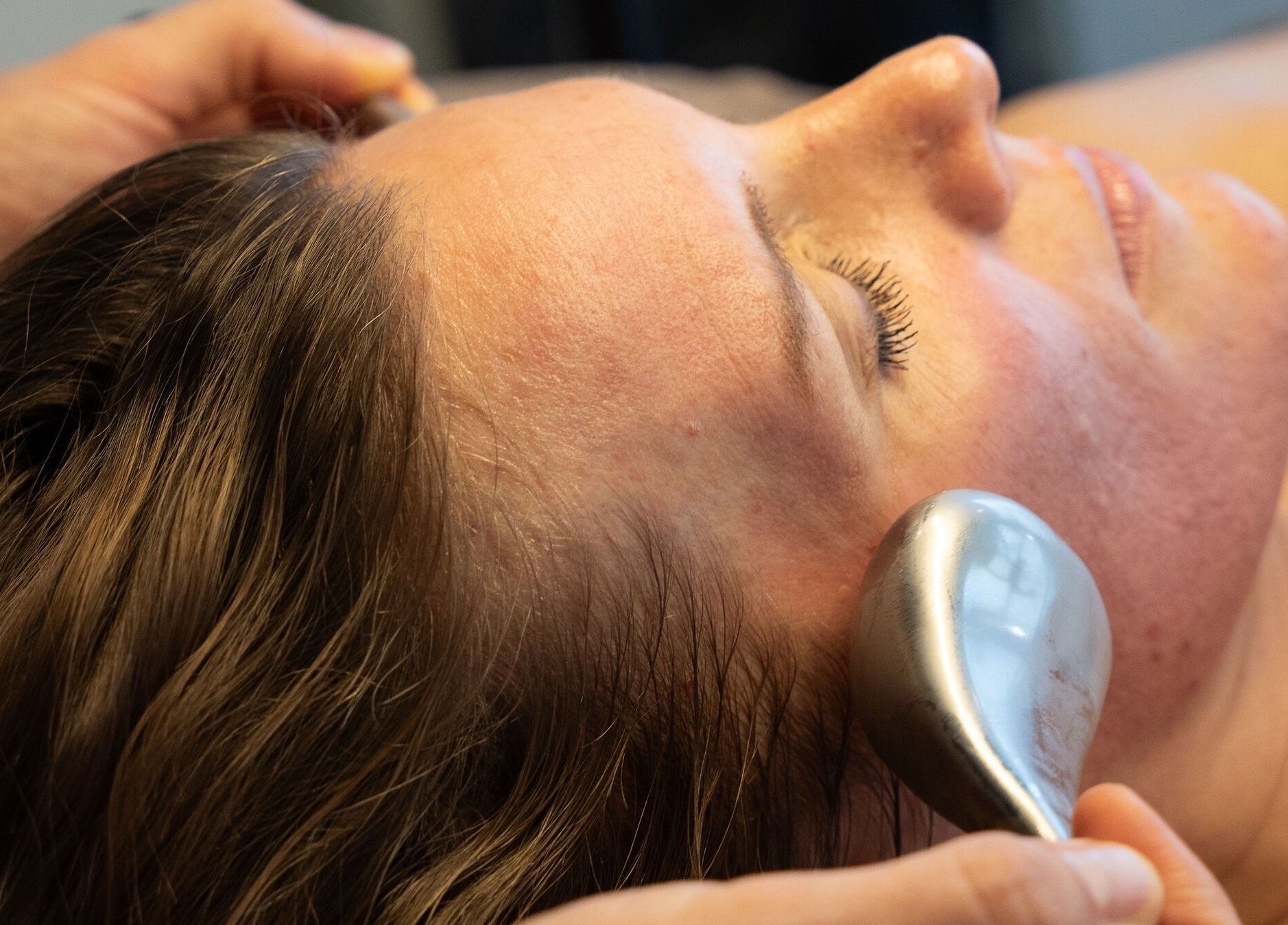 Gezichtsmassage bij The Skin Corner, Hasselt, Vlaams Gewest, BE met verzachtend instrument.