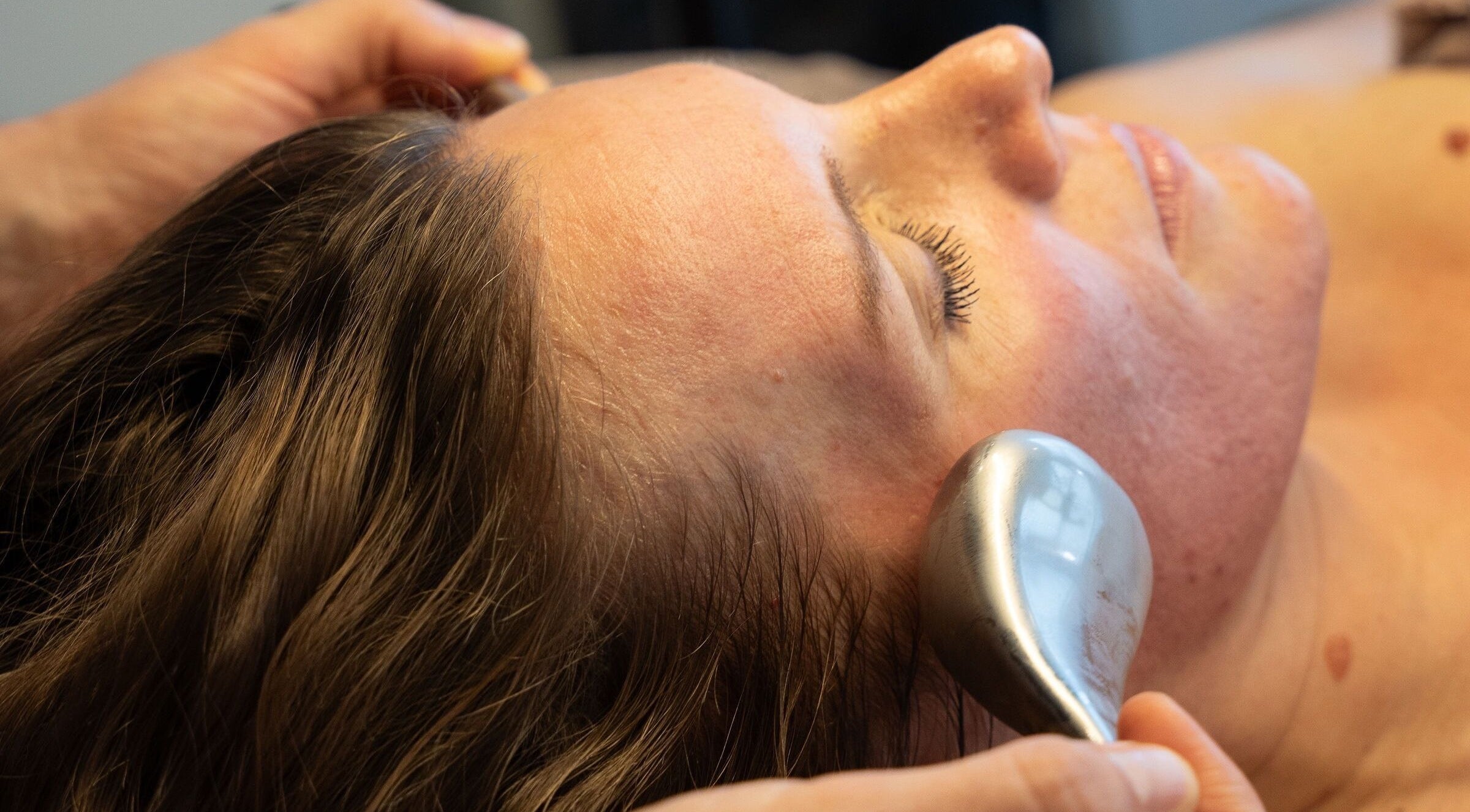 Gezichtsmassage bij The Skin Corner, Hasselt, Vlaams Gewest, BE met verzachtend instrument.